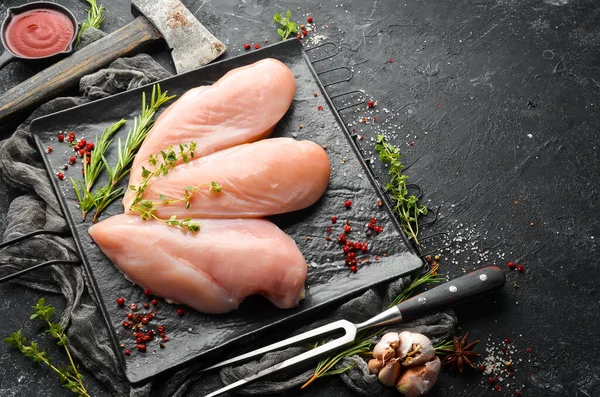 - Et. Baharatlı çiğ tavuk filetosu. Üst Manzara. Kırsal biçim.