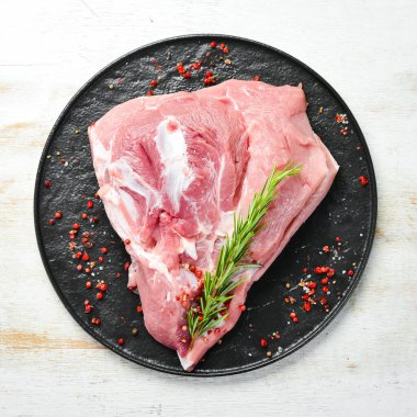 Mutfak arka planında baharat ve malzemeler olan taze çiğ domuz omzu. - Et. Üst Manzara. Kırsal biçim.