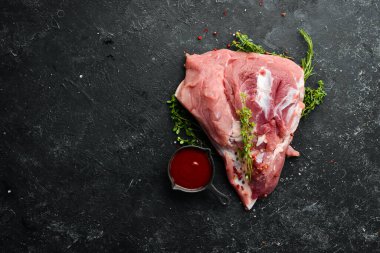 Mutfak arka planında baharat ve malzemeler olan taze çiğ domuz omzu. - Et. Üst Manzara. Kırsal biçim.