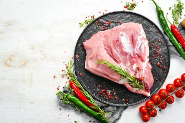 Mutfak arka planında baharat ve malzemeler olan taze çiğ domuz omzu. - Et. Üst Manzara. Kırsal biçim.