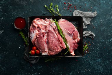 Boynundan taze çiğ domuz eti, mutfak arka planında malzemeler ve baharatlar var. - Et. Üst Manzara. Kırsal biçim.