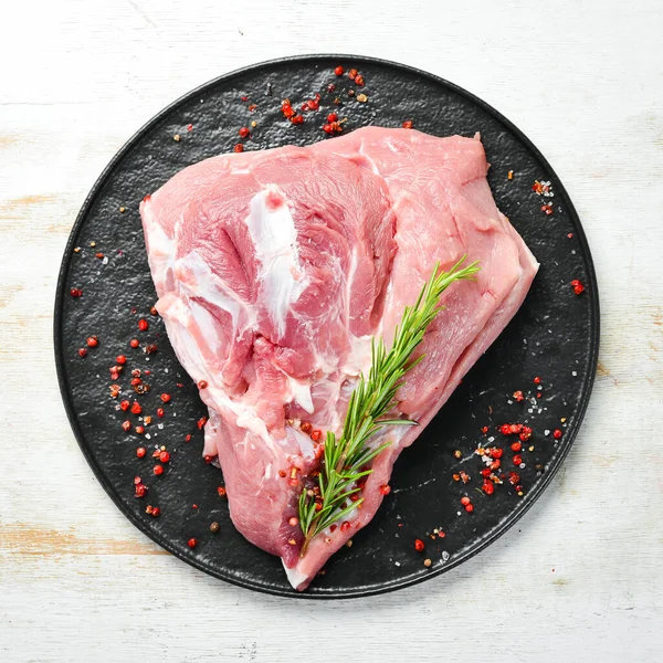 Mutfak arka planında baharat ve malzemeler olan taze çiğ domuz omzu. - Et. Üst Manzara. Kırsal biçim.