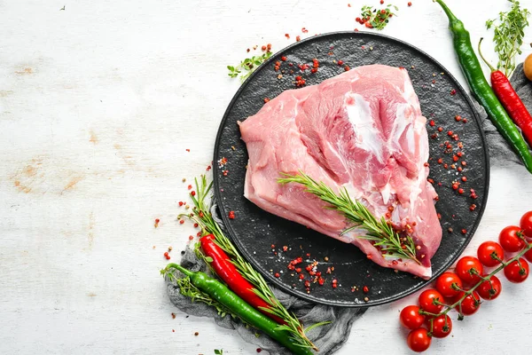 Mutfak arka planında baharat ve malzemeler olan taze çiğ domuz omzu. - Et. Üst Manzara. Kırsal biçim.