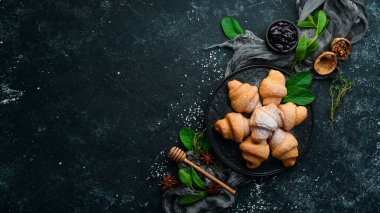 Reçelli mini kruvasan. Pişirme. Üst görünüm, ücretsiz kopyalama alanı.