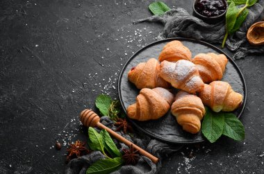 Reçelli mini kruvasan. Pişirme. Üst görünüm, ücretsiz kopyalama alanı.