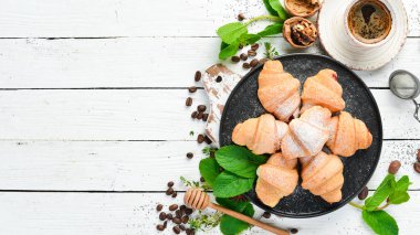 Reçelli mini kruvasan. Pişirme. Üst görünüm, ücretsiz kopyalama alanı.