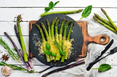 Siyah taş tabakta peynirli ve fesleğenli kuşkonmaz. Üst Manzara. Metnin için boş yer.