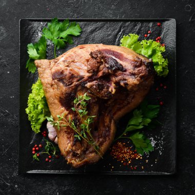 Tütsülenmiş domuz eti, baharat ve ot. Üst Manzara. Metin için boş alan.