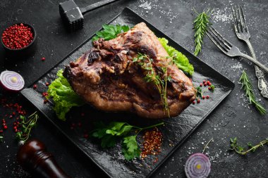 Tütsülenmiş domuz eti, baharat ve ot. Üst Manzara. Metin için boş alan.