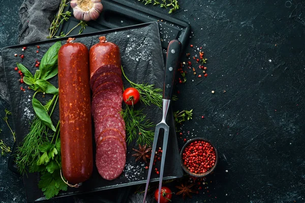 Salám Čerstvým Rozmarýnem Kořením Černém Kamenném Pozadí Horní Pohled Volné — Stock fotografie