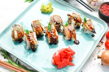 Suşi, yılan balığı, wasabi ve soya soslu. Japon yemeği. Üst Manzara. Kırsal biçim.