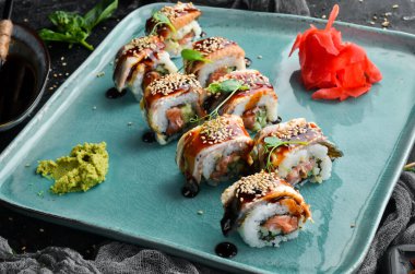 Suşi, yılan balığı, wasabi ve soya soslu. Japon yemeği. Üst Manzara. Kırsal biçim.