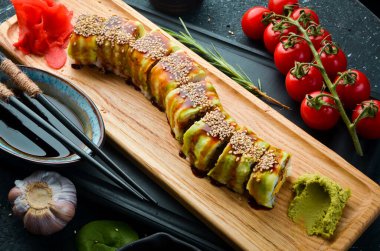 Suşi ve avokado. Yeşil ejderha. Japon yemeği. Üst Manzara. Kırsal biçim.