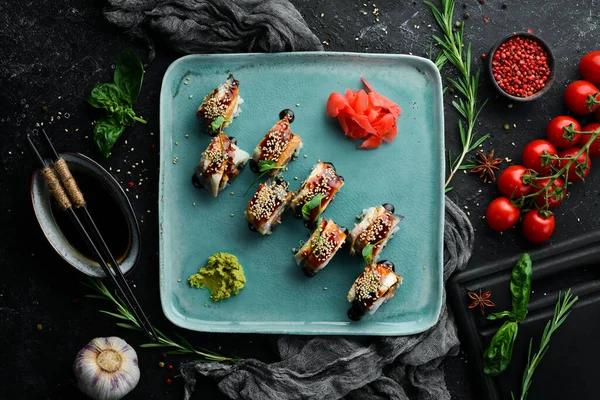 초밥은 뱀장어 와사비 간장과 위에서 열광적 스타일 — 스톡 사진