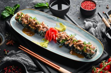 Yılan balığı ve soya soslu rulo. Suşi. Üst Manzara. Kırsal biçim.