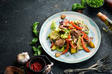 Dana etli salata, mantar ve kabak. Üst Manzara. Kırsal biçim.