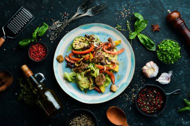 Dana etli salata, mantar ve kabak. Üst Manzara. Kırsal biçim.