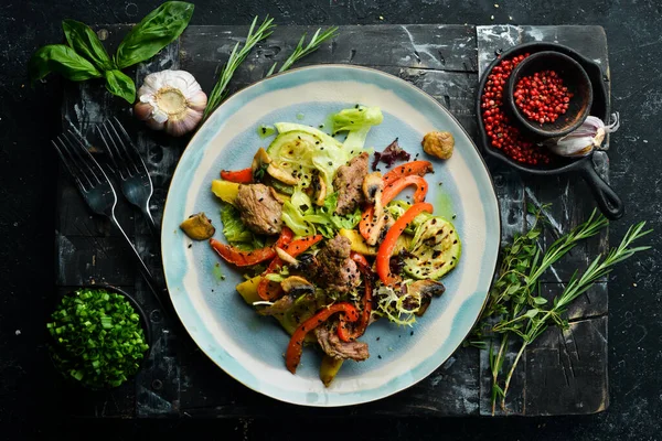 Ensalada Con Ternera Champiñones Calabacín Vista Superior Estilo Rústico — Foto de Stock