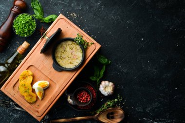 Pastırmalı çorba, sebze ve yumurta. Üst Manzara. Kırsal biçim.