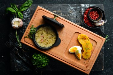 Pastırmalı çorba, sebze ve yumurta. Üst Manzara. Kırsal biçim.