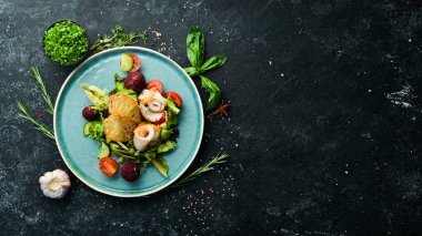 Tuzlu balık, peynir ve sebzeli salata. Üst Manzara. Kırsal biçim.