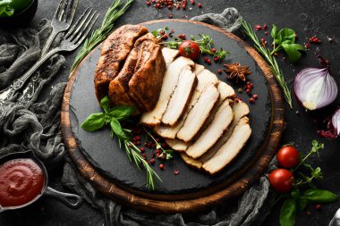 Kırmızı biberli ve kırmızı biberli tuzlanmış domuz yağı. Geleneksel Ukrayna yemekleri. Üst Manzara. Kırsal biçim.