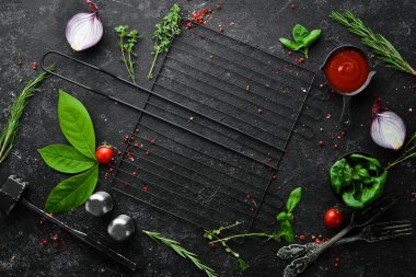 Baharatlar, otlar ve mutfak gereçleri ile mutfak arka planı. Üst Manzara. Kırsal biçim.