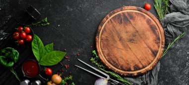 Baharatlar, otlar ve mutfak gereçleri ile mutfak arka planı. Üst Manzara. Kırsal biçim.