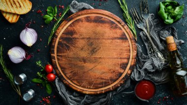 Baharatlar, otlar ve mutfak gereçleri ile mutfak arka planı. Üst Manzara. Kırsal biçim.