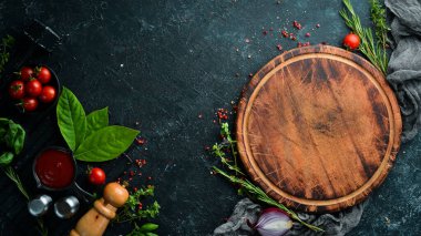 Baharatlar, otlar ve mutfak gereçleri ile mutfak arka planı. Üst Manzara. Kırsal biçim.