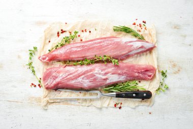 Beyaz ahşap arka planda baharatlı çiğ domuz filetosu. - Et. Üst Manzara. Kırsal biçim.