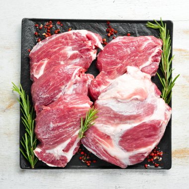 Baharatlı çiğ biftek. - Et. Üst Manzara. Kırsal biçim.