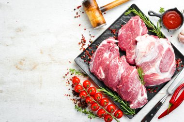 Baharatlı çiğ biftek. - Et. Üst Manzara. Kırsal biçim.