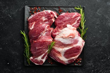 Baharatlı çiğ biftek. - Et. Üst Manzara. Kırsal biçim.