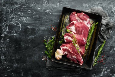 Baharatlı çiğ biftek. - Et. Üst Manzara. Kırsal biçim.