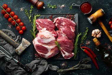 Baharatlı çiğ biftek. - Et. Üst Manzara. Kırsal biçim.