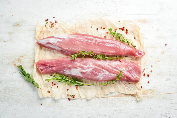 Solomillo Cerdo Crudo Con Especias Sobre Fondo Madera Blanca Carne — Foto de Stock