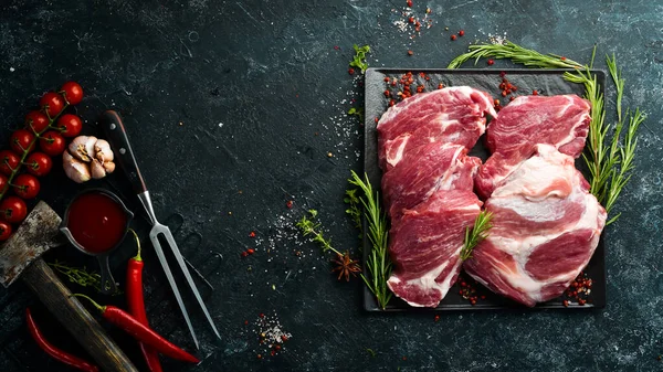 Friptură Porc Crud Condimente Carne Privire Sus Stilul Rustic — Fotografie, imagine de stoc