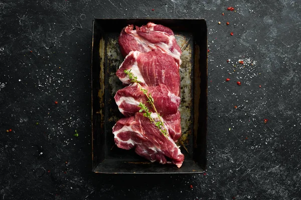 Syrový Vepřový Steak Kořením Maso Horní Pohled Rustikální Styl — Stock fotografie