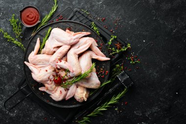 Mutfak arka planında baharatlı çiğ tavuk kanadı. - Et. Üst Manzara. Kırsal biçim.