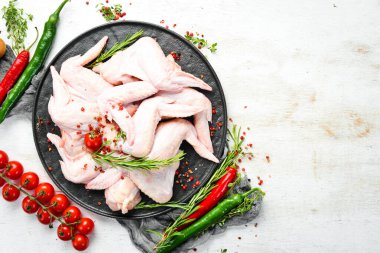 Mutfak arka planında baharatlı çiğ tavuk kanadı. - Et. Üst Manzara. Kırsal biçim.