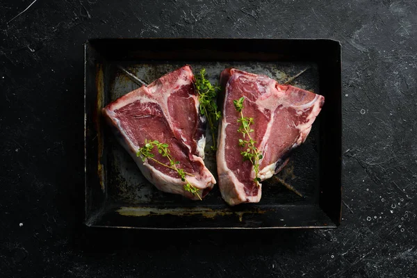 Suchý Syrový Bone Steak Kovové Misce Černém Kamenném Pozadí Horní — Stock fotografie