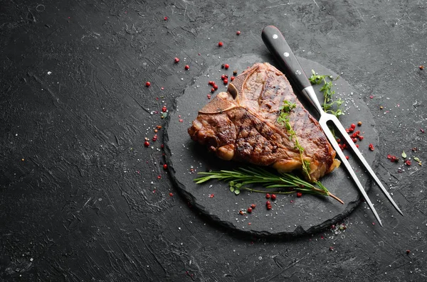 Filete Parrilla Jugoso Angus Con Especias Hierbas Sobre Fondo Negro —  Fotos de Stock