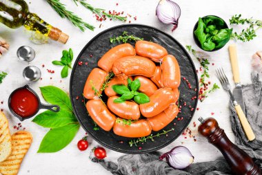 Biberiye ve baharatlı haşlanmış domuz sosisi. Üst Manzara. Kırsal biçim.