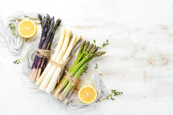 Kuşkonmaz. Çiğ organik kuşkonmaz kahvaltısı. Üst Manzara. Metnin için boş yer.