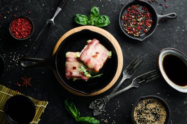 Tavada pastırmalı peynirli sandviç. Üst Manzara. Kırsal biçim.