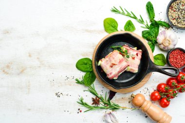 Tavada pastırmalı peynirli sandviç. Üst Manzara. Kırsal biçim.