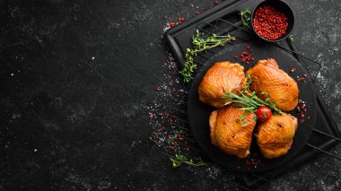 Baharat ve otlarla tütsülenmiş tavuk butları. Üst Manzara. Metin için boş alan.