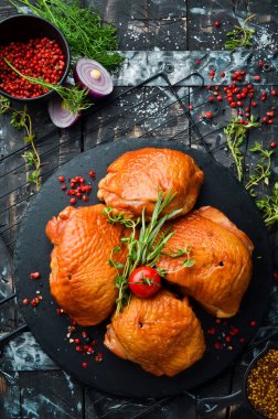 Baharat ve otlarla tütsülenmiş tavuk butları. Üst Manzara. Metin için boş alan.
