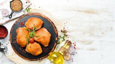 Baharat ve otlarla tütsülenmiş tavuk butları. Üst Manzara. Metin için boş alan.